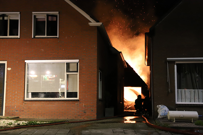 Uitslaande brand legt schuur in de as..