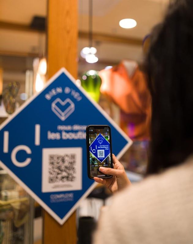 Monmontreal's tweet image. Au @complexeDesj, 4 boutiques sur 5 sont québécoises! 
Repérez le losange bleu pour en savoir plus sur ses commerçants et faites-y vos achats pour encourager l'économie locale 👍💙 bit.ly/3jkKwU3 #achatlocal #parcourslocal #MTL