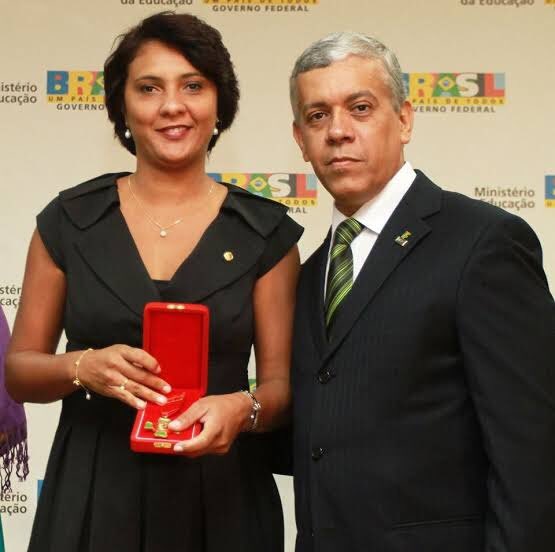 AndreiaZito11's tweet photo. Mulher competente no poder é uma tendência mundial. Hoje, prefeitas fazem trabalhos elogiados pela população em cidades como Barcelona, Paris e países como Alemanha, Nova Zelândia... Na foto, recebo a medalha Nilo Peçanha, reconhecimento do trabalho pela Educação no Brasil. https://t.co/Q1bYp8IibC