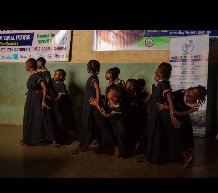 WOVOP_org's tweet photo. A presentation by Angels of sunset about two communities fighting for power. They end up killing each other and after alot of negotiation, they become one and live peaceful ever after.
#girlsincreativespaces https://t.co/4KO3RfeIHA
