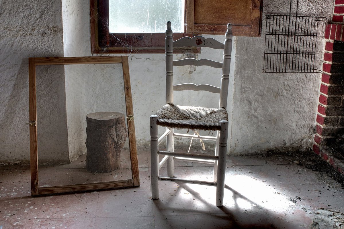 #TuitRealista
Cuando los problemas tocan nuestra puerta no estamos obligados a dejarlos entrar y ofrecerles una silla.