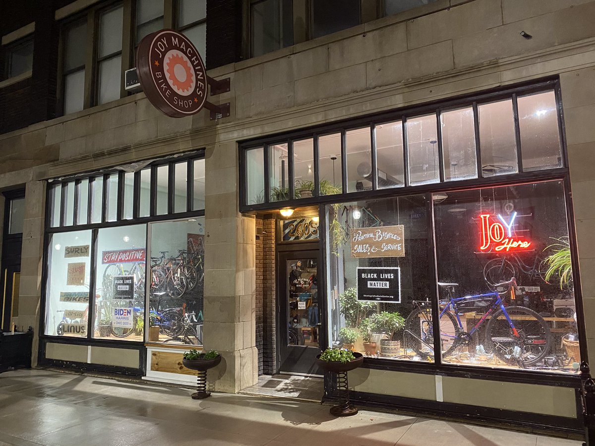 . @JoyMachines looks so much better now that the sidewalk has returned and the construction scaffolding is gone!