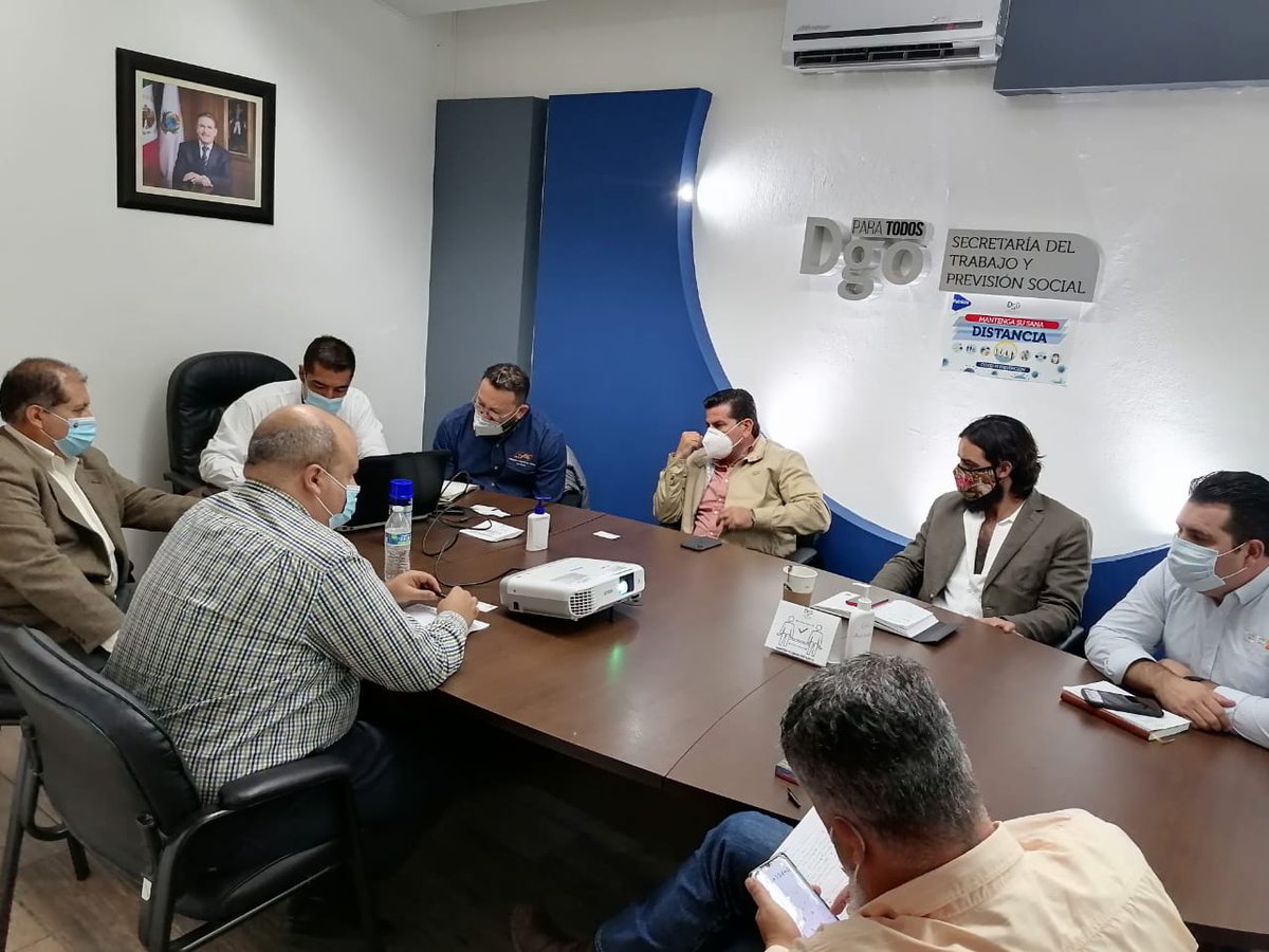 stypsdgo's tweet photo. Anteponiendo el diálogo, la conciliación y los derechos laborales entre las empresas y trabajadores, se convocó a involucrados en el proyecto del #HuertoSolar para lograr un diagnóstico puntual  y conservar la estabilidad laboral. #PuroDurango ¡Puro ❤️! https://t.co/v8F2ptyII6