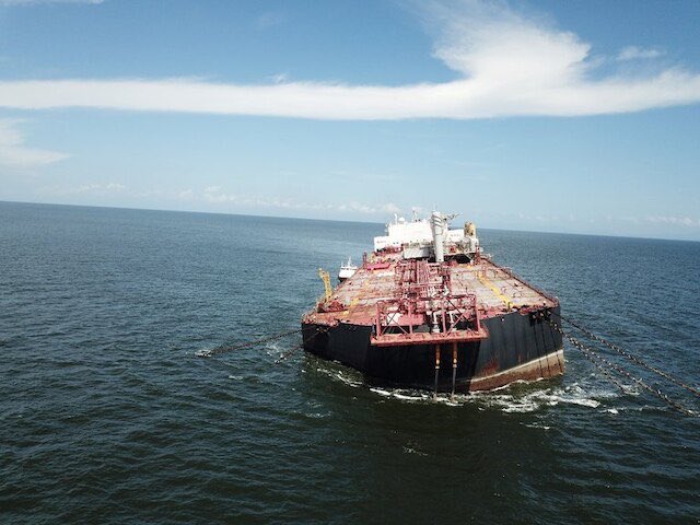 CervezaTipo's tweet photo. Recordatorio de que el Tanquero petrolero Nabarima se está hundiendo en el golfo de Paria, y este podría ocasionar una de las m��s grandes catástrofes en el ecosistema marino de Venezuela https://t.co/xtoGWDiiRW