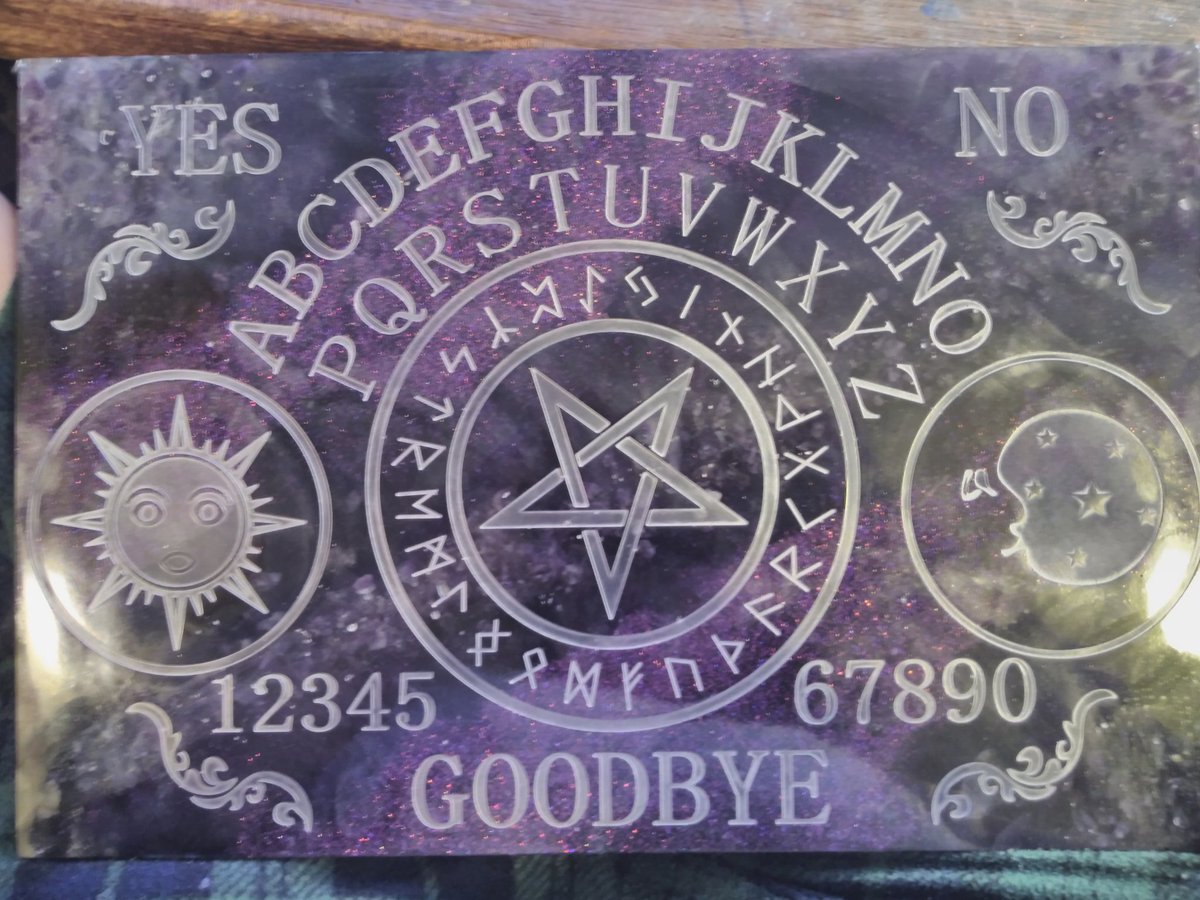 PaperMoonsStore's tweet image. Finished custom piece that was ordered a couple days ago! I pulled it out today and I love how it turned out 😌 #EtsySeller #custom #commissionsopen #resin #resinart #ouija