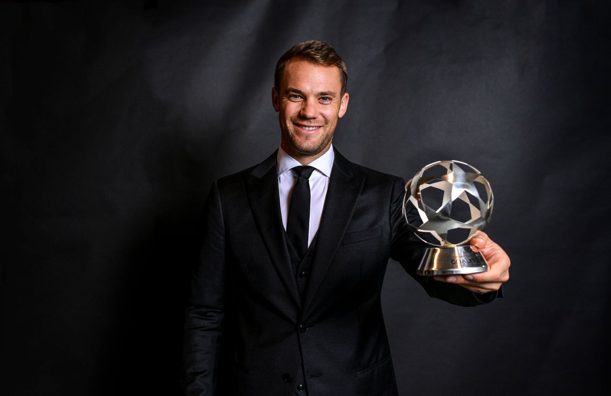 InvictosSomos's tweet image. Hoy, Manuel Neuer alcanzó los 200 arcos invictos con Bayern Munich. Lo consiguió en 394 partidos disputados con el cuadro bávaro. Sus registros con el gigante alemán son un abuso: 200 porterías en cero, 394 juegos y 23 títulos (2 tripletes incluidos). PORTERO LEGENDARIO.
