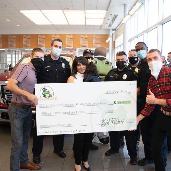 thehandsomebros's tweet photo. Today's check presentation! We are so thankful to work for a company that does what they can to give back to our community! #Lubbock #WestTexas https://t.co/vMmajfEQVu