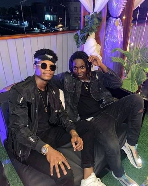 Donald91420769's tweet photo. Le salut aux fans des deux côtés...🔥🔥🔥 Le Igwe et son Petit Raphiki...😁 Qui sait, une petite collabo qui se prépare peut être.😉

En attendant#Volume de Black T est toujours dispo...

https://t.co/dL6jAHw09L

#BlackT
#Santrinos
#TheEventsCommunication https://t.co/TmKyFag6fW