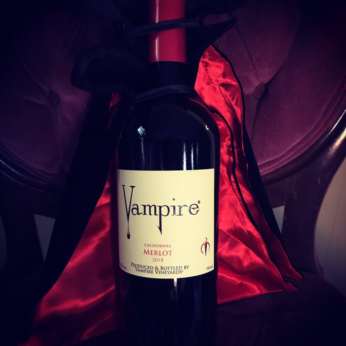 londonclarke2's tweet photo. Tonight, it’s all about merlot... #vampirevineyards #vampirewine #halloweenwine https://t.co/Bz2TbNRtDw