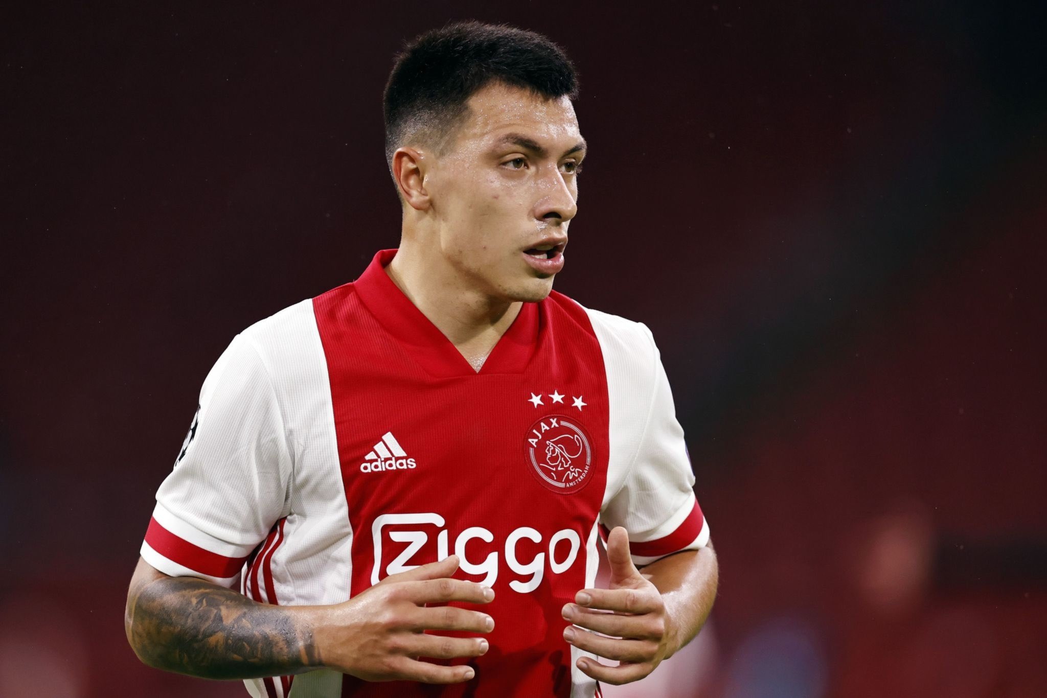 Ataque Futbolero on Twitter: "Ajax perdió, pero Lisandro Martínez sigue modo MVP. En 90 minutos, dio 47 entregas precisas, alcanzando un 80% de efectividad. Sumó un pase clave y ganó 7 de