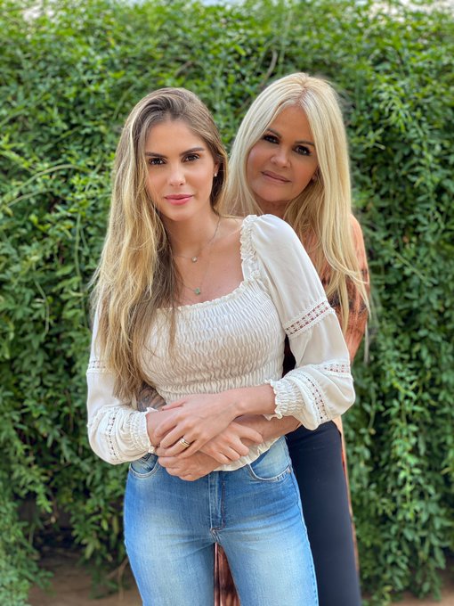 Muito feliz em ter voc&ecirc; aqui conosco. A sua felicidade sempre ser&aacute; a minha. Te amo m&atilde;e ❤️ @moniquevansreal<a href="/tag/ficajuliette"class="tags"><span>#ficajuliette</span></a><a href="/tag/forasarah"class="tags"><span>#forasarah</span></a>