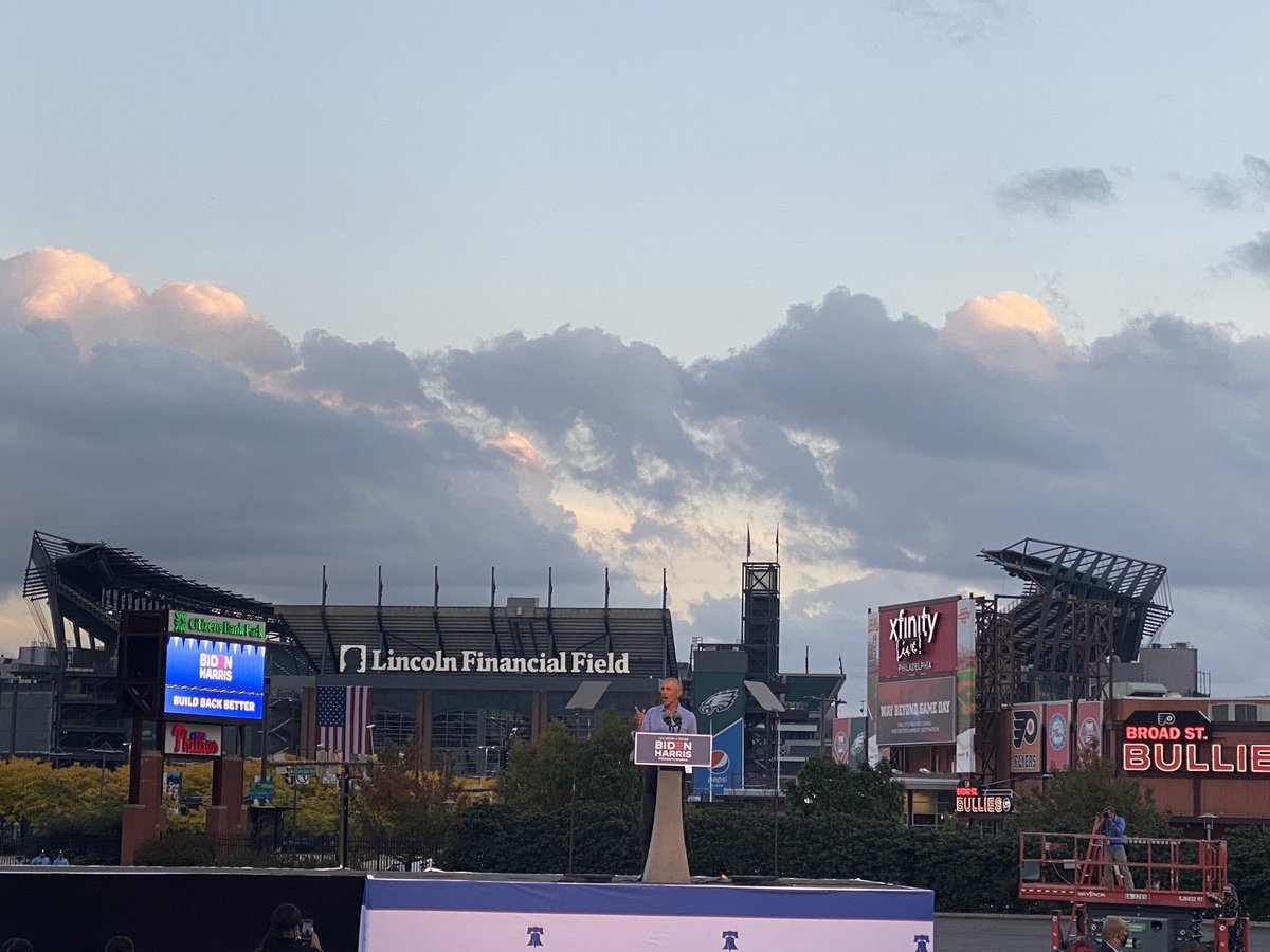 . @BarackObama spent no time directly criticizing his successor Pres. Trump, noting that he was in Erie, Penn. yesterday and “complained.”“I don’t feel that way,” he said as Pennsylvanians honked in support – bei  Citizens Bank Park