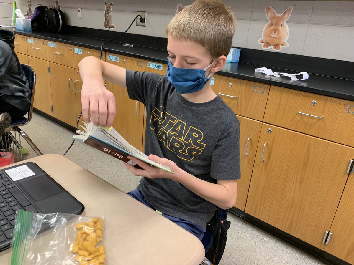 RCEMiddle's tweet photo. During #statusoftheclass📚 Mrs. Joplin’s class enjoys a mix of digital and print books for self-selected reading! #teamRCE🐾 #RCEreads📖 https://t.co/CZ0ZISXNCb