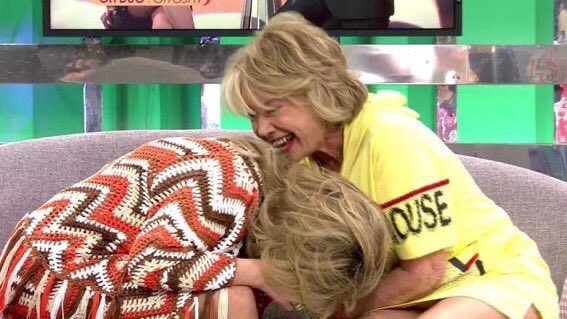 laanovenaa's tweet photo. Melissa : sacó el móvil 
Tom: asiii si paso eso  #LaIslaDeLasTentaciones9 https://t.co/iFbZEnPbYm