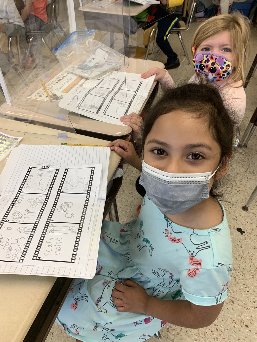 MrsScheiner105's tweet photo. Taking “Book Walks” and making a movie in our minds! What’s next for these amazing 1st grade readers ? 😉

#ReadersWorkshop⭐️⭐️⭐️⭐️
#BuildingGoodReadingHabits✅ https://t.co/2J7wZjnEkG