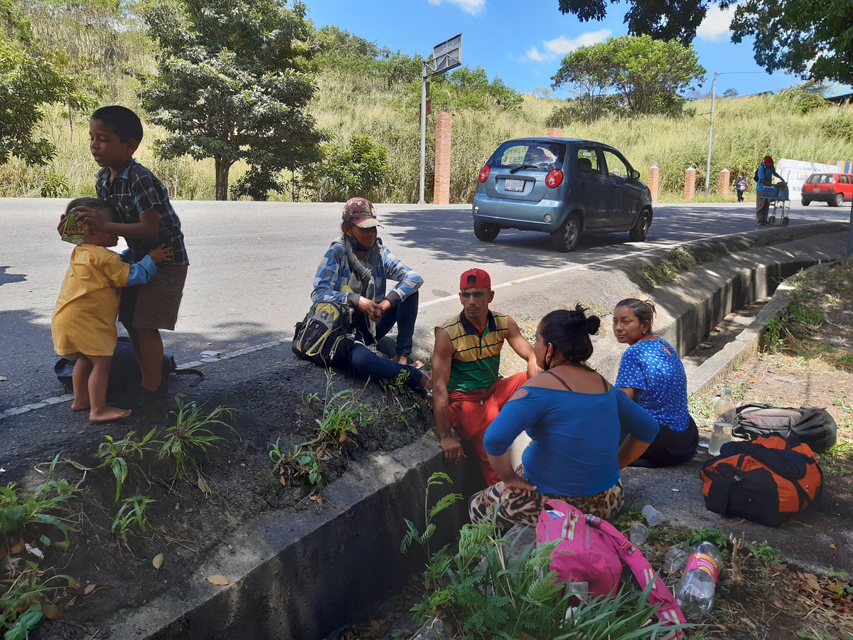 VenteTachira's tweet photo. #21Oct #CaminantesDeLaMiseria
👣Estos caminantes son el reflejo de la crisis que azota al país. Sufren por culpa de un régimen que solo busca mantenerse en el poder para seguirse enriqueciendo a costa del hambre y la miseria de los venezolanos.
#DDEE
#LaRutaEsLaOPE
@VenteDDHH https://t.co/sax90VDeYF
