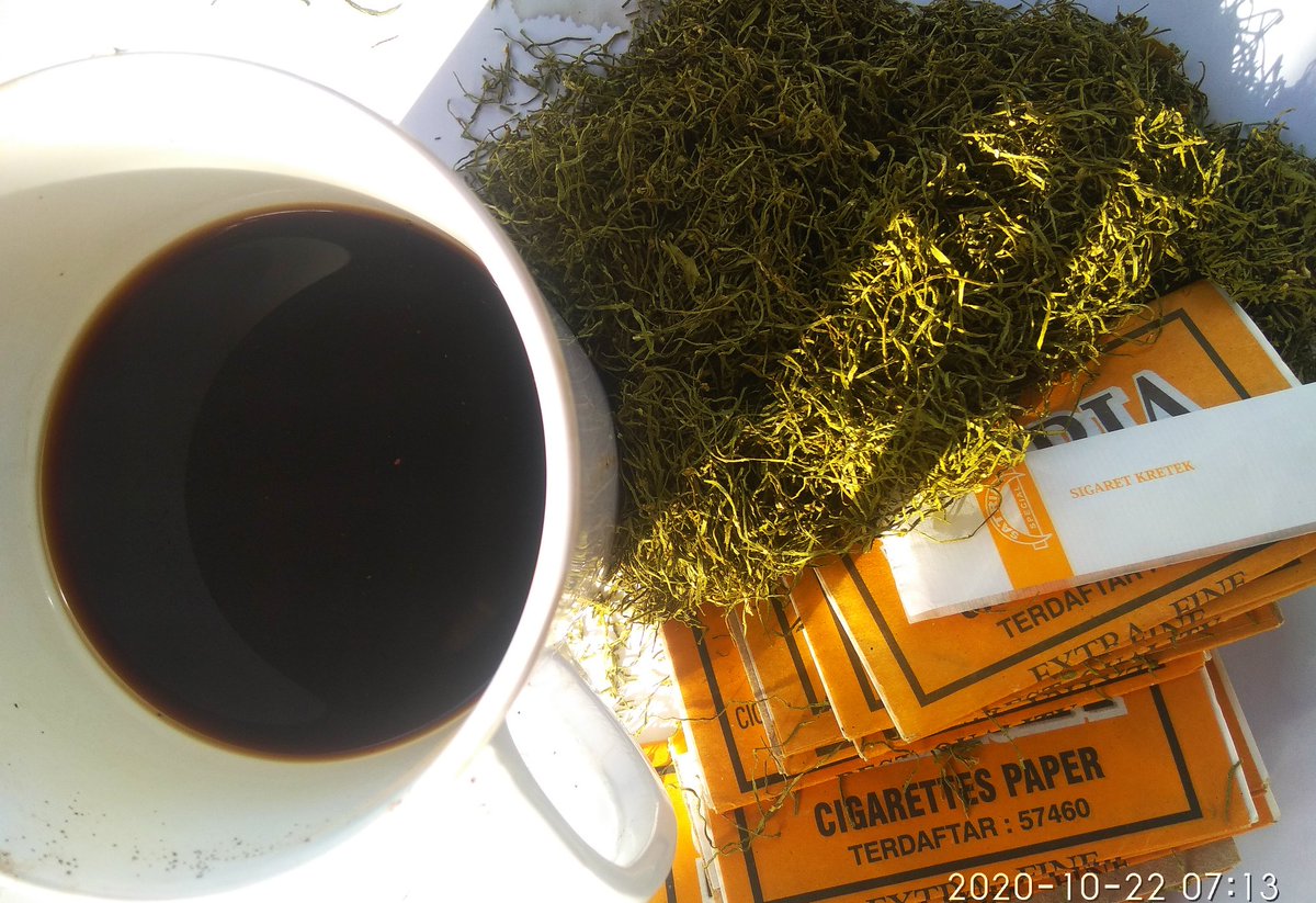 Sapoe15's tweet photo. Assalamu'alaikum.
Sempurasun.
Wilujeung_Enjing dulur sadaya..!

Alhamdulillah!
Pagi-pagi "MOYAN" berjemur di hangatnya mentari &amp; sejuknya udara pagi, di temani secangkir kopi pahit, &amp; harumnya UDUD tembakau, ini lebih dari cukup untuk memulai aktivitas hari ini!

#selalubersyukur https://t.co/ASjNVQ4WvC