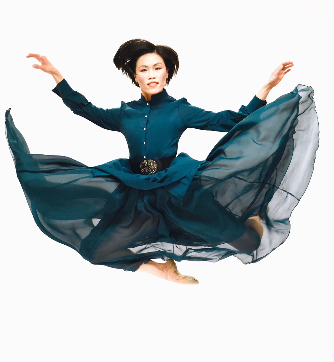 Publicity photo from 2016. #throwbackthursday “Solitaire” by @ShuChenCuff - Find the true You and have your own voice, identity, and thoughts. Be proud & loving of who you really are.
#gindance #gindancers #dance #publicity #dancephotography #jump #leap #tbt #identity #movement https://t.co/jhKfYZvrBF