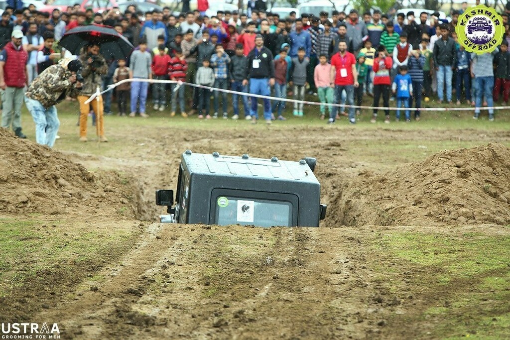 Ditched!

#kashmiroffroad #offroadadventure #mudding #kashmir #OffRoadChallenge #mahindrathar #offroadcompetition #4x4 #4wd #adventure #ustraa #crowd #OffRoadLife #koclub instagr.am/p/CGoXqgyBrJZ/