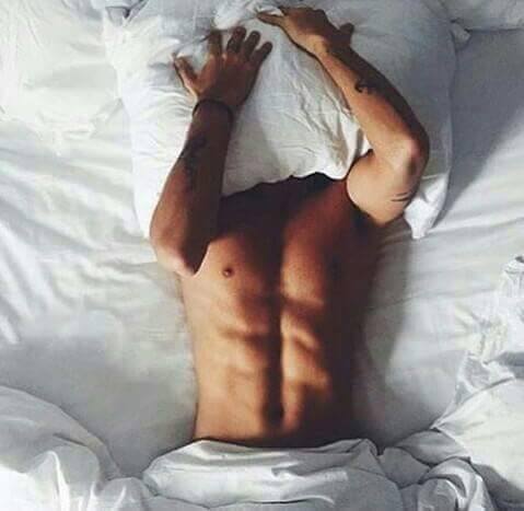 мужское тело в кровати. парень в трусах на кровати. пацан в кровати. мужчина в кровати. пресс мальчика.