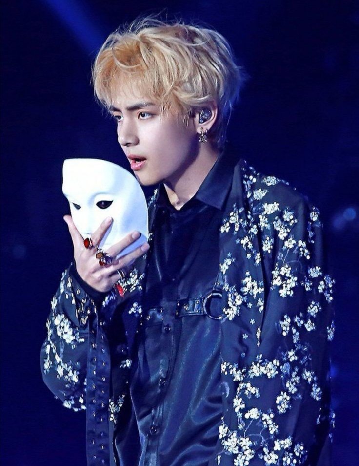 callmbeautiful's tweet photo. Kim Taehyung is a paragon because only a person with exceptional artistry, skill and workmanship can pull off a masterpiece like Singularity.
https://t.co/rmsdg2Jh79
#900DaysWithSingularity
#태형아_싱귤래리티900일_축하해 https://t.co/gN6s61eoJN