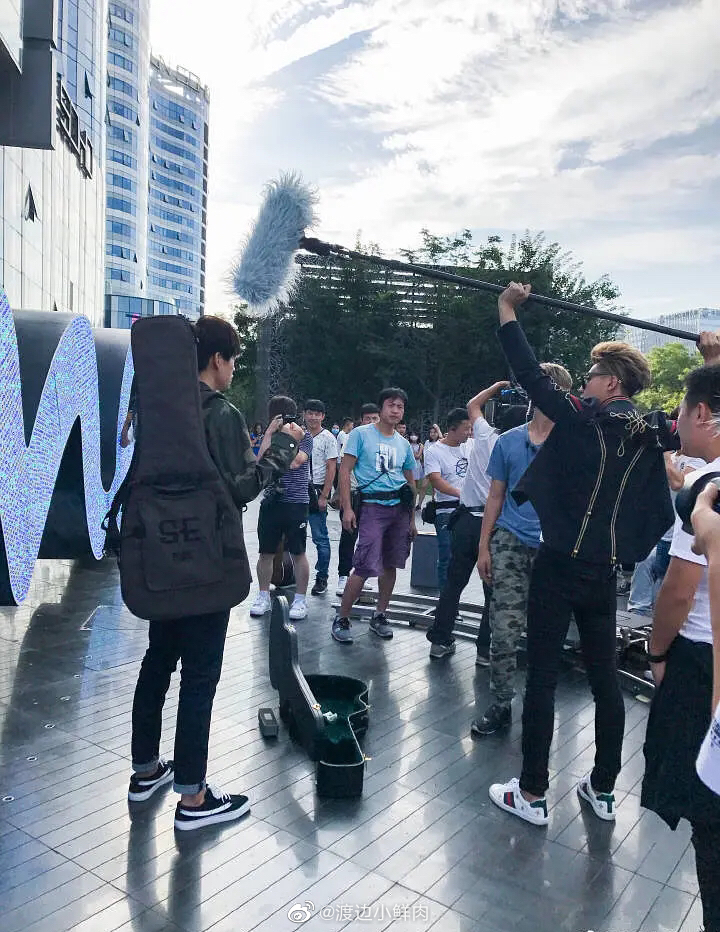 TrendingWeibo's tweet photo. Part-time crew member and behind the scenes helper #HuangZitao. 👍

#ZTAO #黄子韬 https://t.co/9ZJqmHEv6o