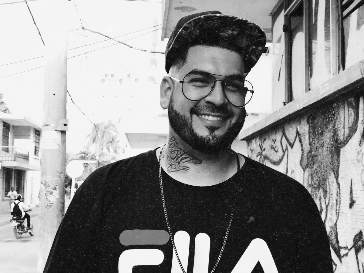 FreemanRap_'s tweet photo. Cómo agradecerle a la vida cada sonrisa y cada enseñanza? 🎭 
Aprendí a disfrutar y agradecer cada instante valorando los regalos del universo porque no sabemos cuantas cosas pueden pasar cuando gira el mundo! 
#FreemanRap 
#RapLife https://t.co/XyBTKSJ5Yg