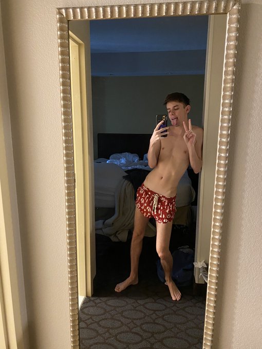 Watch Oliver Edwards's leaked NSFW photo on TwXstars