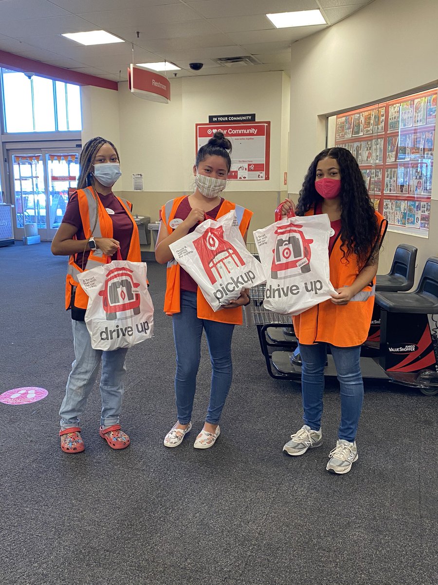 reshamkapurTGT's tweet photo. Meet a few of the faces that are helping drive a seamless pick up experience to our guests ❤️ These girls were ecstatic about our 94 in Drive Up NPS! Woo hoo!! @DaionTGT #T1007 https://t.co/xhscsBfz0J