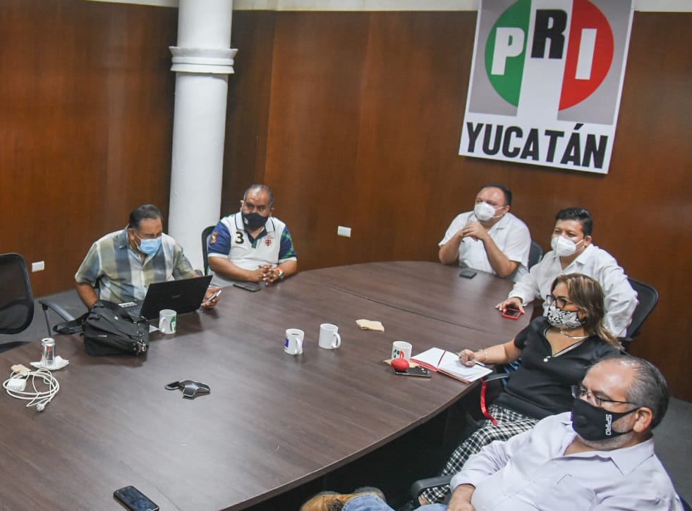 Importante reunión rumbo al 2021; acompañados del dirigente nacional de la Corriente Crítica del PRI, Genaro Morales Rentería, seguimos trabajando en un proyecto ganador, siempre cercano a la gente. #PorUnaNuevaHistoria #PRIUnido <a href="/FTorresRivas/">Francisco Torres</a> <a href="/PanchoMedina_/">Francisco Medina Sulub</a> <a href="/AleLeonTorres/">Alejandrina León Torres</a>