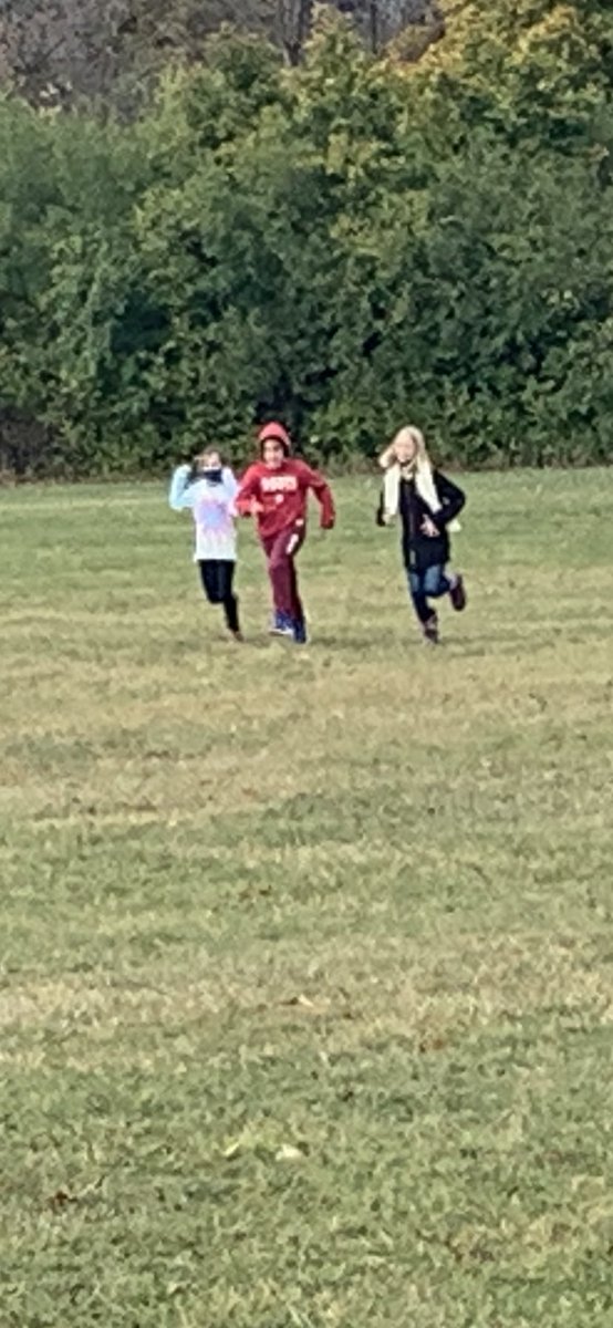 AnnaSoultanidis's tweet photo. As we continue to adapt to changes during this time, we must remind ourselves of the importance of taking an energizing break outdoors. We love our 5 minute nature scavenger hunts! Can you find something that snaps? Has a pattern? Can you find a plant that is edible? https://t.co/C2RxXEwL56