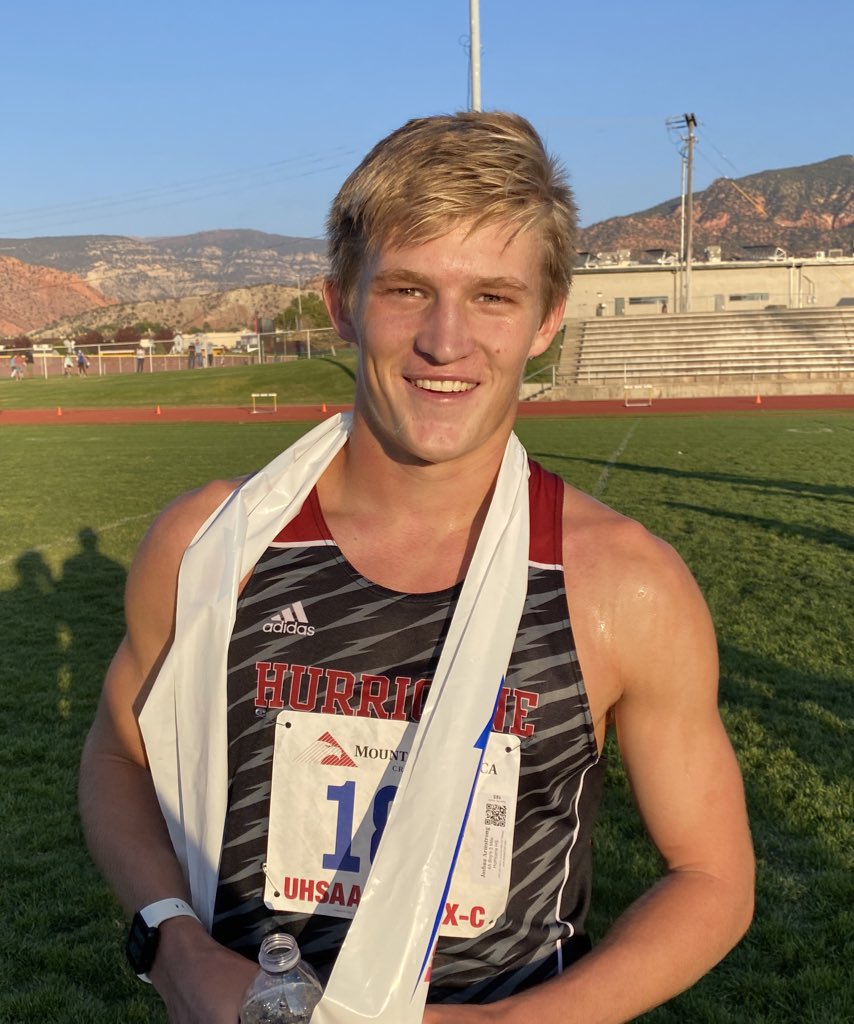JamesEdward_HS's tweet photo. Here’s your 4A boys cross country champ from @Hhs_tigers2015, Josh Armstrong. Time of 15:24.5, won by 7 seconds. Desert Hills beats Cedar by 27 points for team title. #DNPreps https://t.co/oUOvf2cd6U