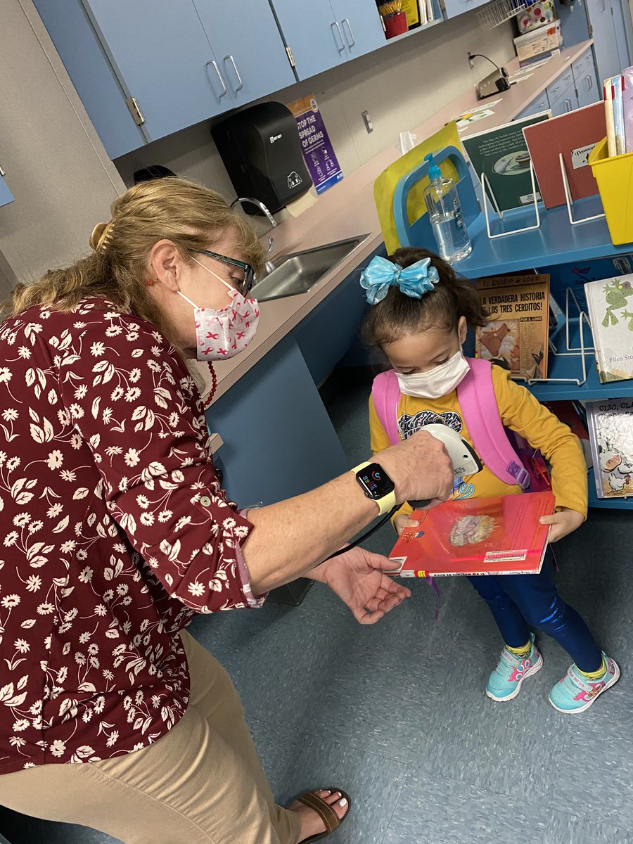 Angy_Trejo's tweet image. Ss loved checking out books from the Book Bus with @dsjonesCFISD today!! 🚌📚😍🎉 Thank you Mrs. Jones!! @GleasonTigers