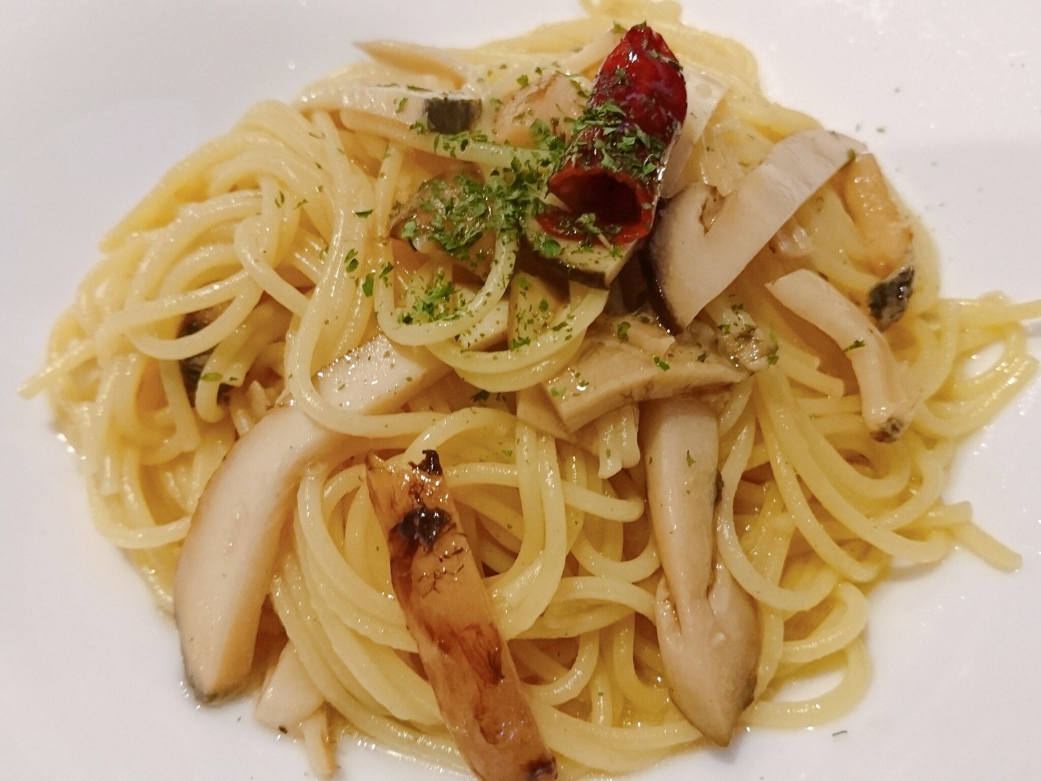 ট ইট র ワイン食堂莉庵 先日世羅まで松茸を仕入れに行って来ました ランチの気まぐれパスタでホントシンプルに国産松茸の和風ペペロンチーノやってます 夜も出せるので気軽に声をかけてください で帰りに友人のお母様が大和町でやられてる古民家カフェいもね