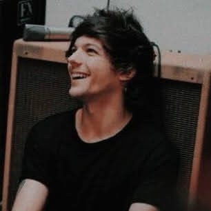 louis tomlinson being prettier than all of us; a necessary thread
