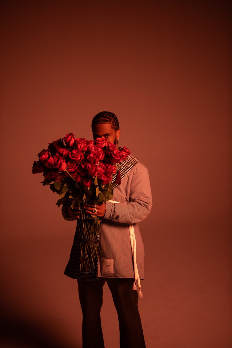 BigSean's tweet photo. I musta bought you 10,000 flowers🌹 📸@RAVIEB https://t.co/2W4e0eOFpc