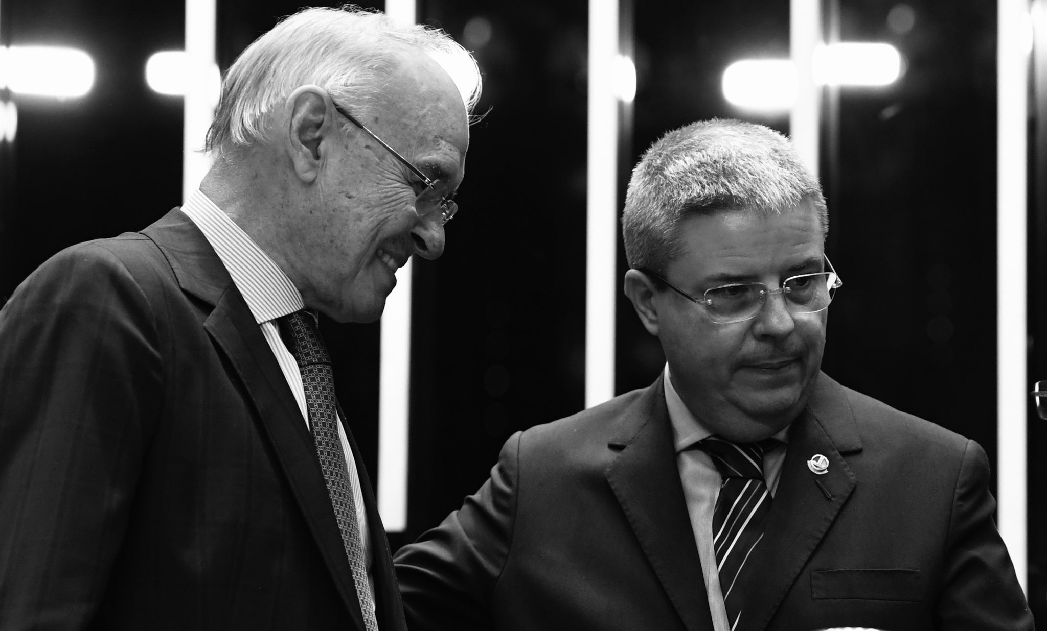 Muito triste com a notícia do falecimento do senador Arolde de Oliveira, meu colega de partido, o PSD. Durante esse período em que convivemos no Senado, Arolde sempre foi muito atencioso e carinhoso comigo. Construímos, assim, uma relação fraternal de muito respeito. https://t.co/ENffCw2wZT