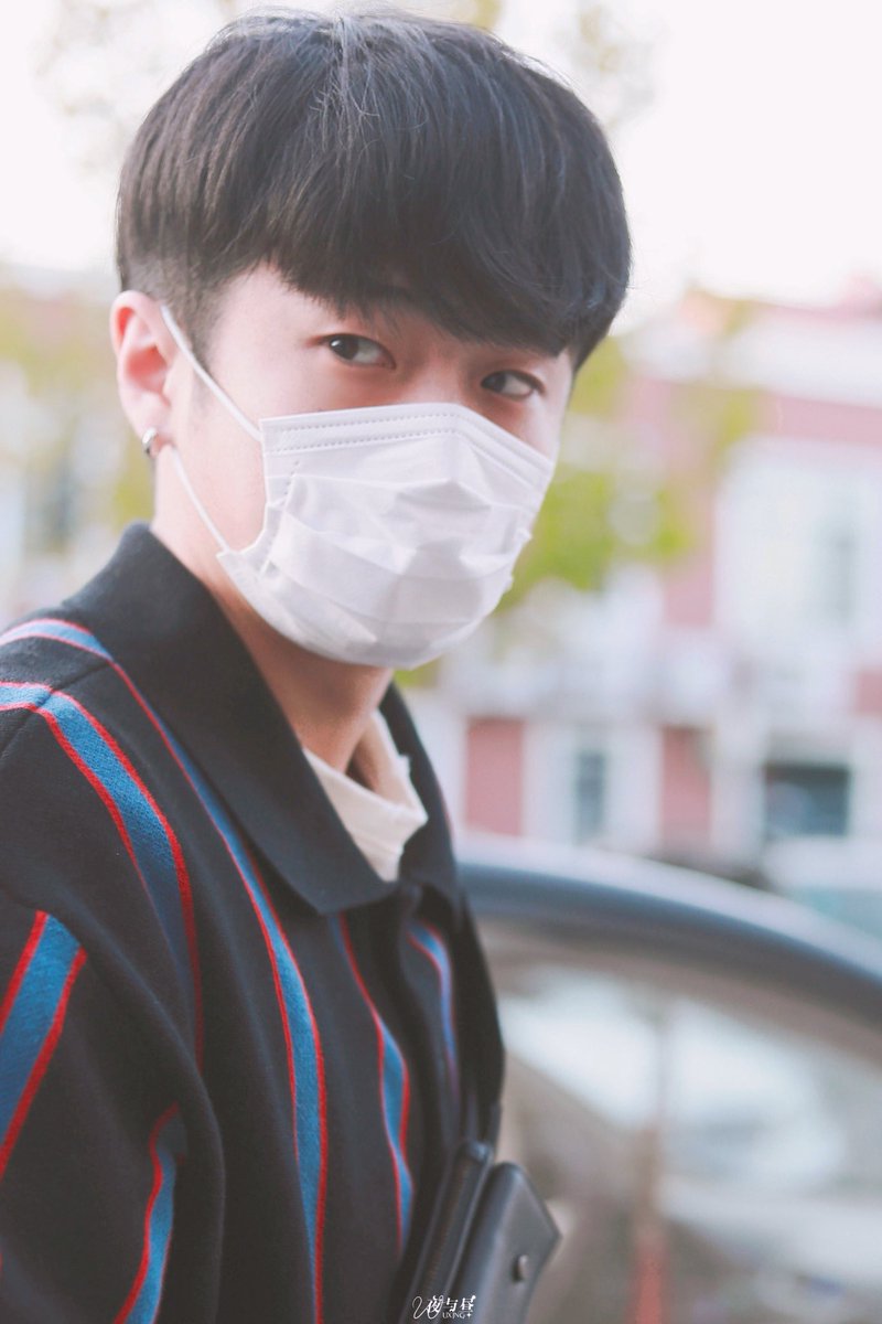 พี่อู่ตอนใส่ต่างหูนี่คือแบดกายมากกก พอใส่แว่นเพิ่มเข้าไปนี่คือเด็กน้อยเลยทันที 🤣🤣🤣 #WuXing #อู่ซิง #Galaxy #กาแล็กซี่ https://t.co/N740srE2cy