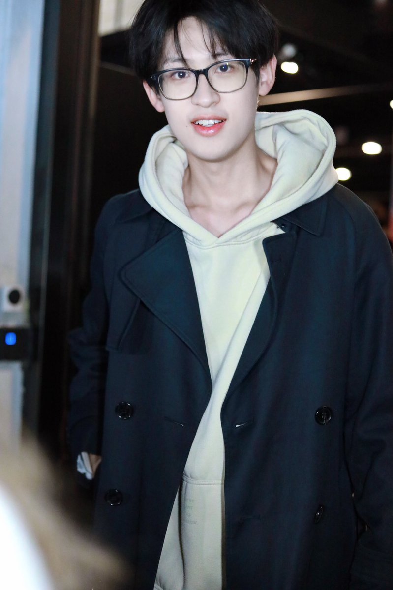 น้องเชาาาา นุจะ 21 อยู่แล้วนะ ทำไมถึงน่ารักเหมือนเด็ก ม.ต้น แบบนี้ 😍 #FuSiChao #ฟู่ซือเชา #Galaxy #กาแล็กซี่ https://t.co/zA5mCQzQsM