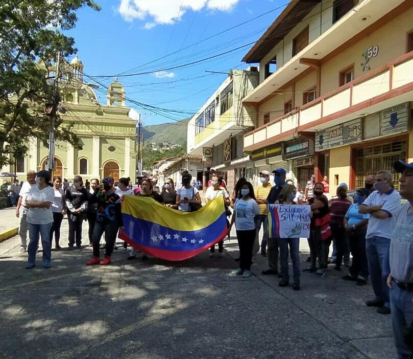 AdanContreras2's tweet photo. #21Oct Docentes tovareños se unieron a la #ProtestaNacional para exigir un sueldo digno que les garantice alimentación, salud y educación a su familia. La mayoría de los trabajadores del magisterio venezolano no tienen dinero para el transporte hacia escuelas o saldo del celular https://t.co/ZdLgYfLQXI