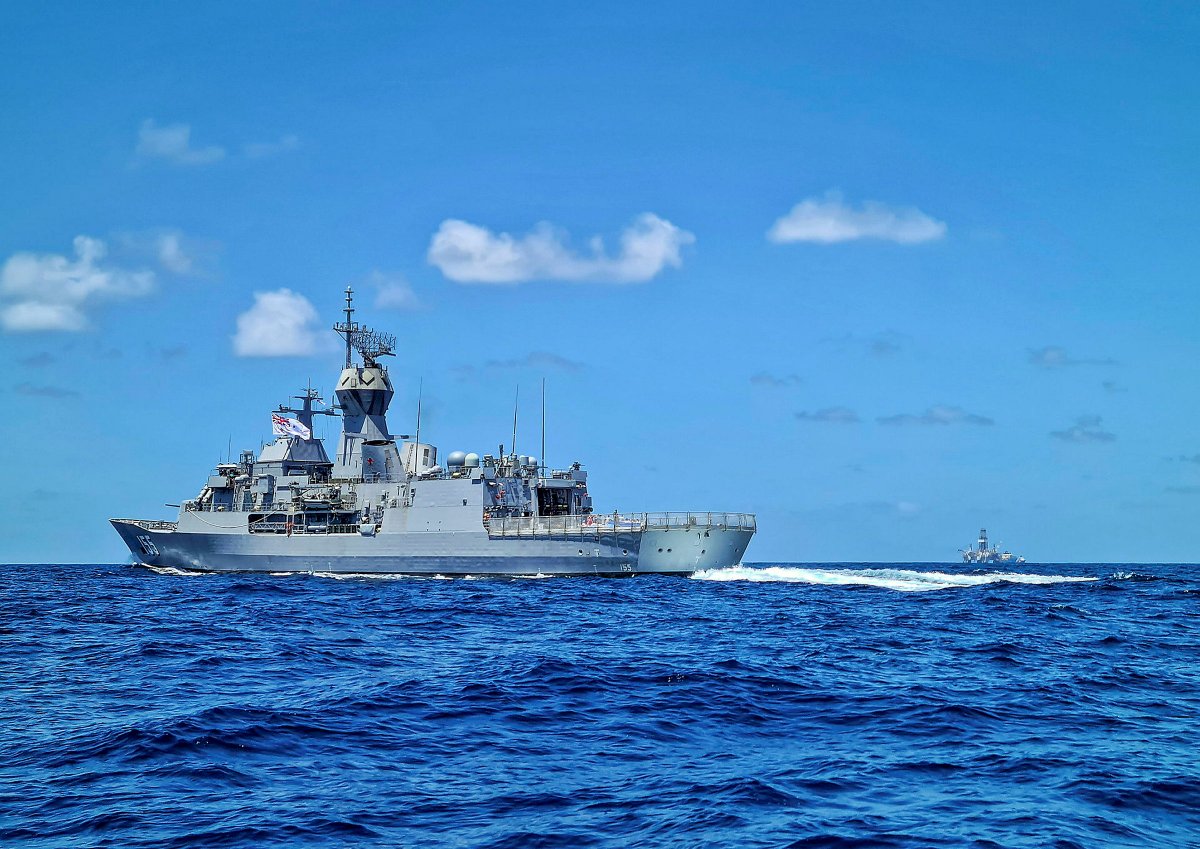 DefenceAust's tweet photo. The crew of HMAS Ballarat has been reminded of the important role #AusNavy plays in protecting Australia’s vital offshore energy resources, and the nation’s prosperity.

Read the story 📖: https://t.co/HeNAdEjjKM @Australian_Navy #YourADF https://t.co/iB1aqGsNBg