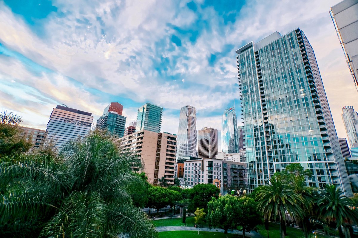 FIDM's tweet image. If this view from our LA Campus Student Lounge doesn&apos;t inspire you....we don&apos;t know what will! #FIDMLife #LaLaLand