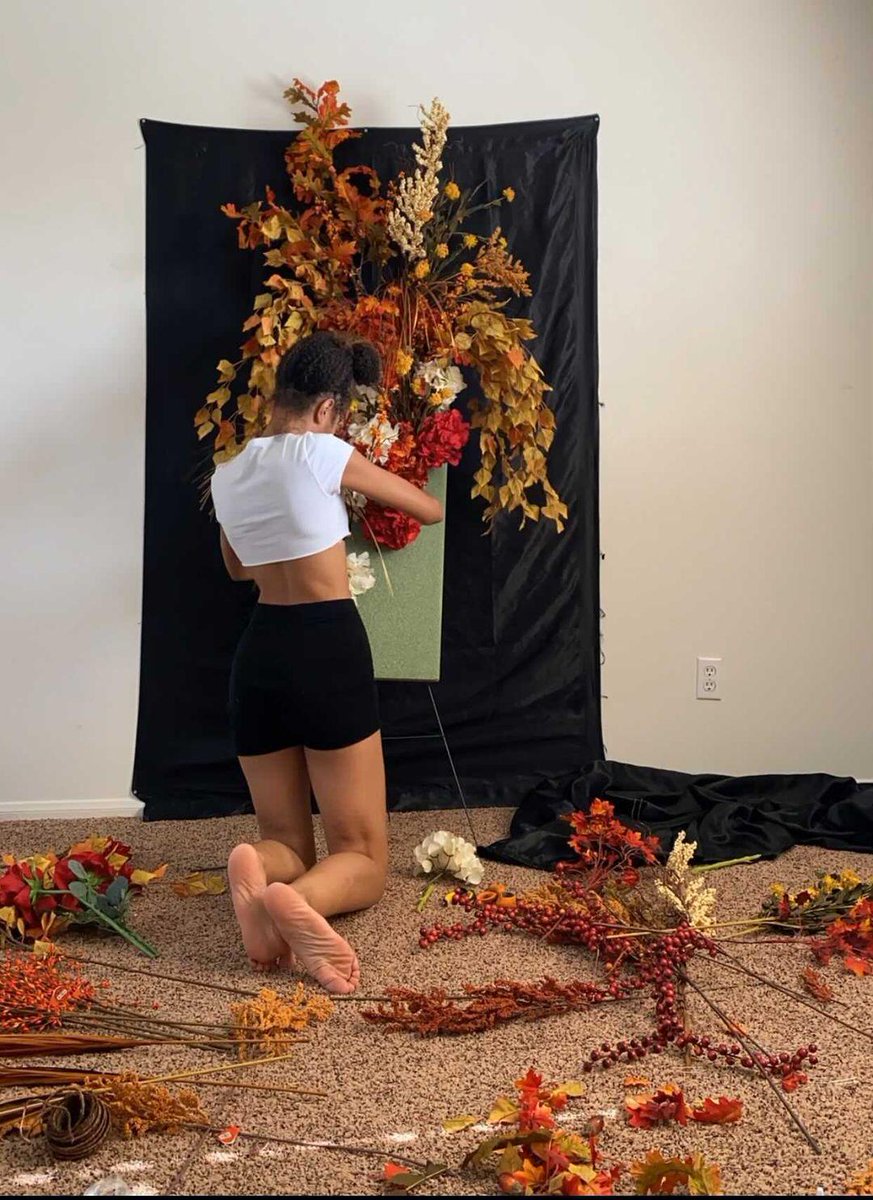 kihmberlie's tweet photo. Turned myself into a life sized flower arrangement 🍂🍁 https://t.co/xIuOY4Ixxq