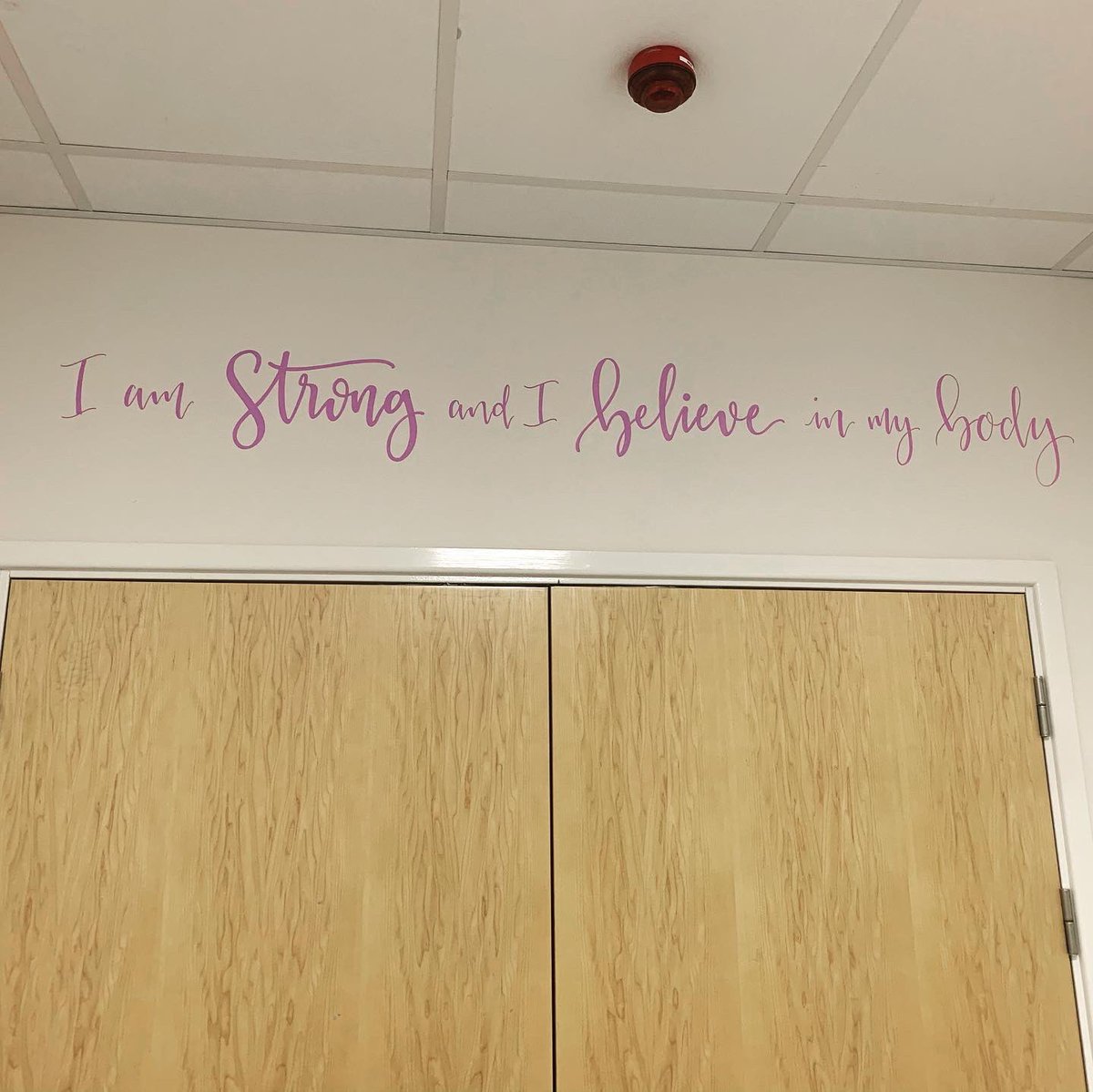 HeapRosie's tweet photo. Our new look low risk birthing room at @MFT_SMH bringing positive birth affirmations in various languages including Arabic, Spanish, Polish &amp; Chinese. #positivebirth #midwiferyledcare #activebirth https://t.co/GQRhMk9XBY