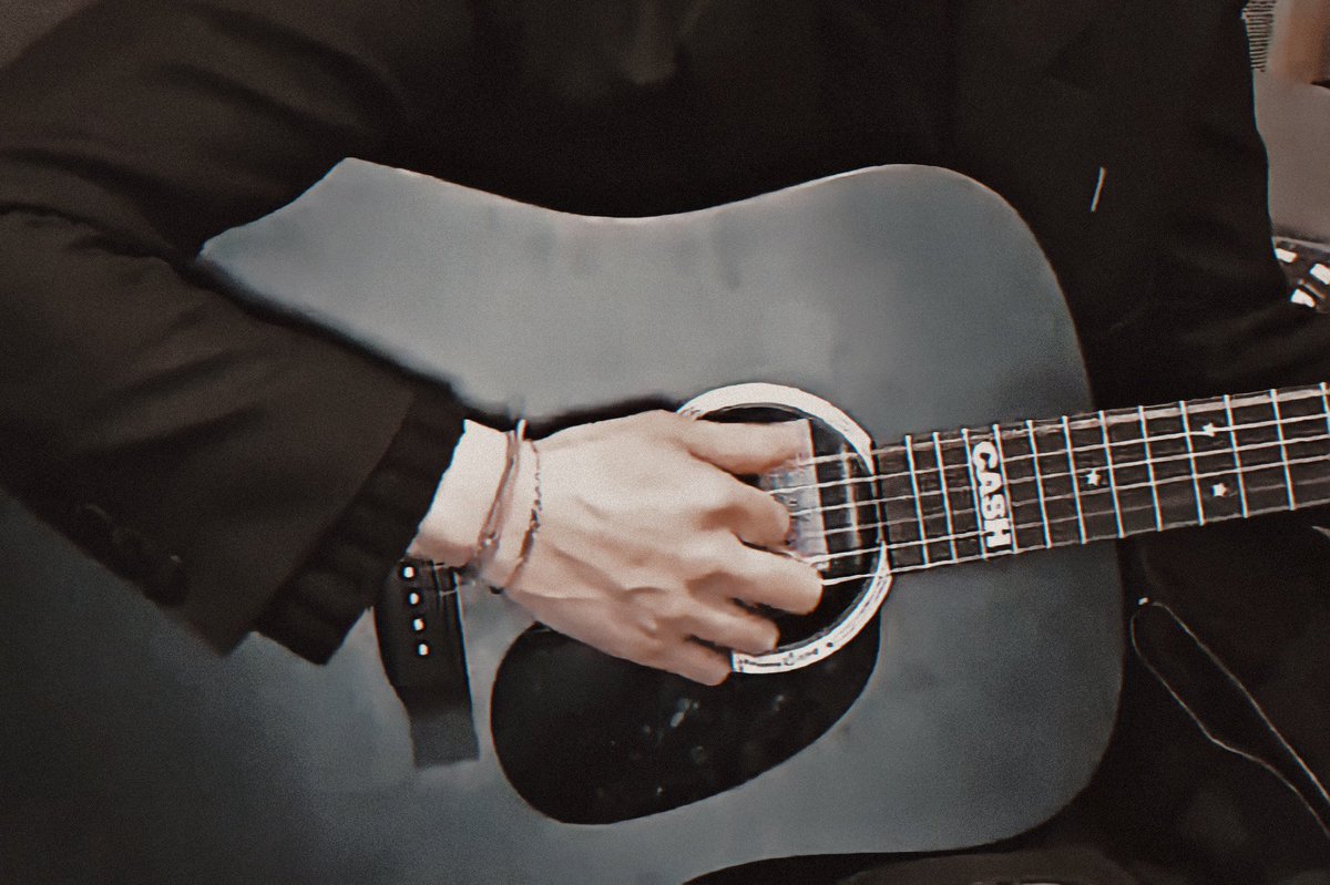 are y’all hearing those vocals??? and these guitar skills?!?! he’s insane!!!