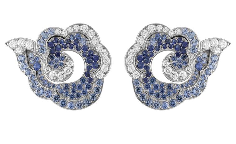 From VC&A, sapphire cloud earrings on the left, and a blue enamel, sapphires, and possibly aquamarine ring on the right. No idea if they& #39;re intended to go together, I think not, but they& #39;ve done weirder combos.