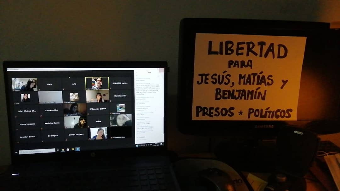 ComandoAC_LS's tweet photo. Así finalizó el Conversatorio de trabajadores de la educación por una Asamblea Constituyente Libre y Soberana, haciendo un llamado a la libertad de los presos políticos de la revuelta. ¡Súmate a esta campaña! ¡Libertad a las y los presos políticos de la revuelta!  
✊🏽✊🏽 📢🔥 https://t.co/UBRZs1X9I7