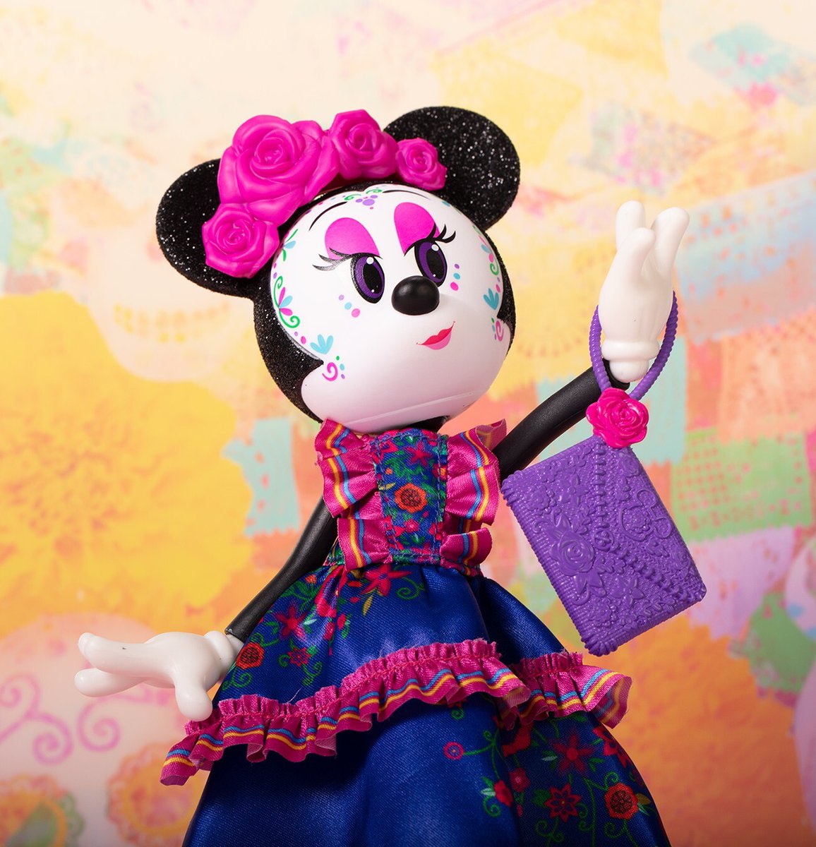 メキシコ大使館 ディズニーが メキシコ限定のミニーマウス人形をリリース この カトリーナ 骸骨の貴婦人 ミニーは11月初旬に行われるメキシコの伝統行事 死者の日 を記念して発売されました ディズニーによるとメキシコ人デザイナーを起用