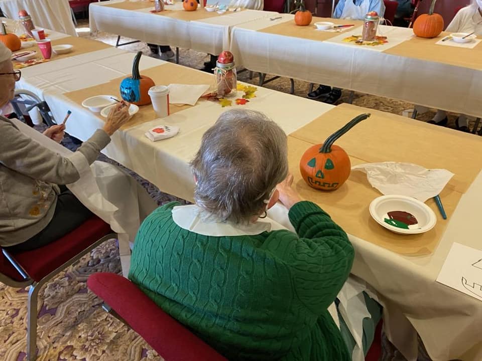 MorrisonLiving's tweet photo. It's fall, y'all and we brought the pumpkin patch to residents at @lanternliving. They enjoyed picking out pumpkins, painting them, and enjoying the taste of fall with apple pie, hot cider, &amp; pumpkin cookies! #FallFun #FallTraditions #FallVibes 🍁 https://t.co/iRwxCSJBrt