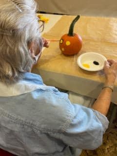 MorrisonLiving's tweet photo. It's fall, y'all and we brought the pumpkin patch to residents at @lanternliving. They enjoyed picking out pumpkins, painting them, and enjoying the taste of fall with apple pie, hot cider, &amp; pumpkin cookies! #FallFun #FallTraditions #FallVibes 🍁 https://t.co/iRwxCSJBrt